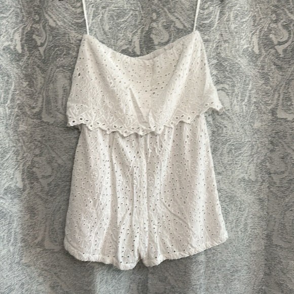 Jessica Simpson romper/ shorts / white eyelet - Picture 2 of 3